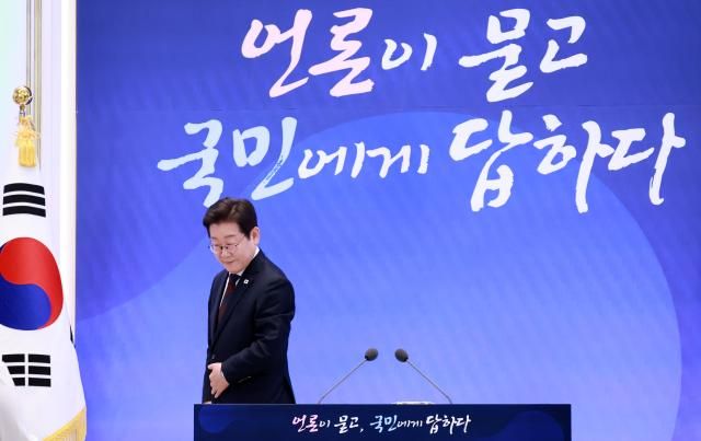 이재명 대통령이 3일 청와대 영빈관에서 열린 대통령의 30일 언론이 묻고 국민에게 답하다 기자회견을 마친 뒤 이동하고 있다 사진연합뉴스