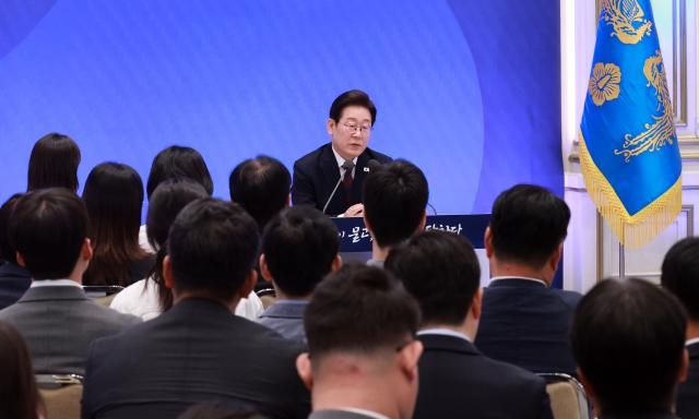 이재명 대통령이 3일 청와대 영빈관에서 대통령의 30일 언론이 묻고 국민에게 답하다 기자회견을 하고 있다사진연합뉴스