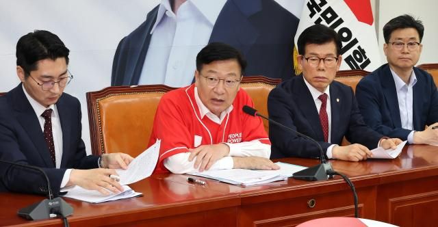 국민의힘 정점식 클린선거본부장왼쪽 두번째이 30일 국회에서 열린 이재명 가족 비리 진상 조사단 회의를 마친 뒤 브리핑하고 있다 사진연합뉴스