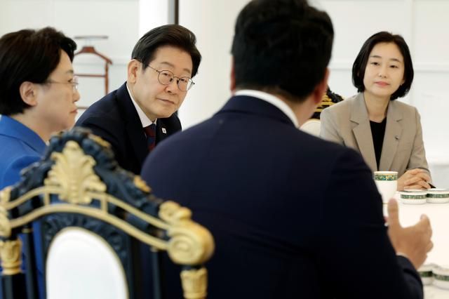 이재명 대통령이 3일 서울 한남동 관저에서 열린 비교섭단체 5당 지도부 오찬 회동에서 개혁신당 천하람 당대표 권한대행 겸 원내대표의 발언을 듣고 있다사진연합뉴스