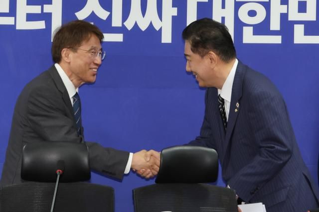 김병기 더불어민주당 당대표 직무대행 겸 원내대표가 3일 서울 여의도 국회 의원회관에서 열린 국정기획위원회 외교안보분과원과 더불어민주당 소속 국회 국방위원 간담회에 참석해 홍현익 분과장과 인사를 나누고 있다 사진연합뉴스