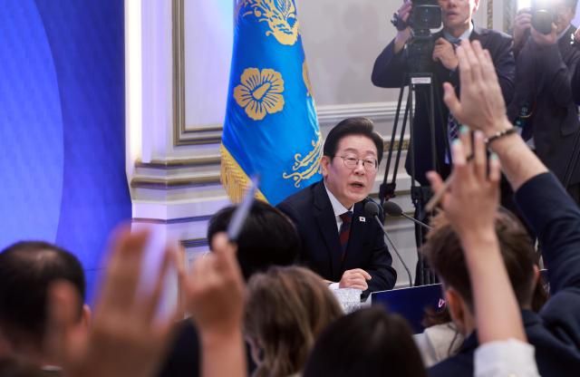 이재명 대통령이 3일 청와대 영빈관에서 열린 대통령의 30일 언론이 묻고 국민에게 답하다 기자회견에서 외신 기자의 질문을 받고 있다 사진연합뉴스