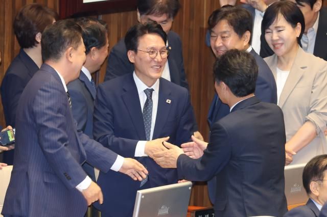김민석 총리 후보자가 3일 국회 본회의에서 임명동의안 통과 후 동료 의원들로부터 축하받고 있다 사진연합뉴스