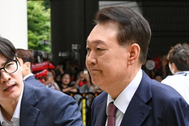 윤석열 전 대통령이 3일 서울 서초구 서울중앙지방법원에서 열린 내란 우두머리 혐의·직권남용 권리행사 방해 혐의 사건 9차 공판에 출석하고 있다사진연합뉴스