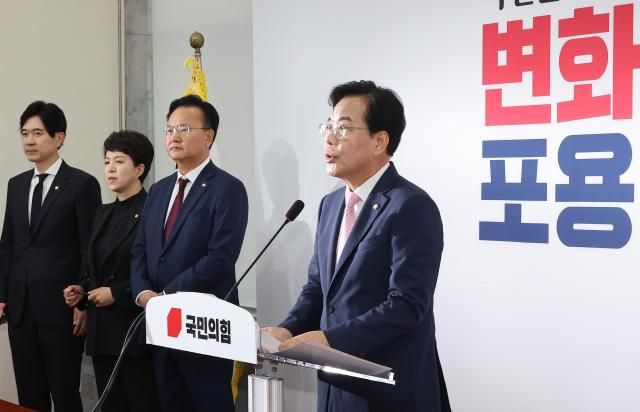 송언석 국민의힘 비상대책위원장 겸 원내대표가 2일 서울 여의도 국회에서 비상대책위원장 취임 기자회견을 하고 있다 사진연합뉴스