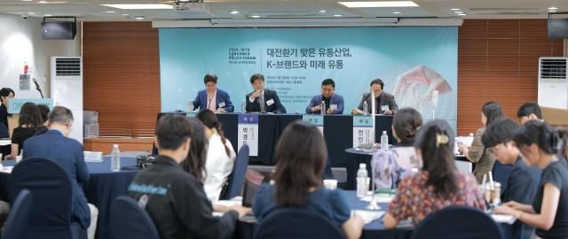 3일 오후 서울 중구 한국프레스센터에서 열린 2025 제16회 소비자정책포럼에서 패널들이 저성장기 소비자의 마음을 사로잡는 유통혁신은 무엇인가라는 주제로 종합토론을 하고 있다 사진 왼쪽부터 조철휘 아주대학교 대학원 겸임교수 박경도 한국유통학회 회장 추동우 한국온라인유통연구소 전문위원 전인규 법무법인 정솔 파트너 변호사 20250703사진유대길 기자 dbeorlf123ajunewscom