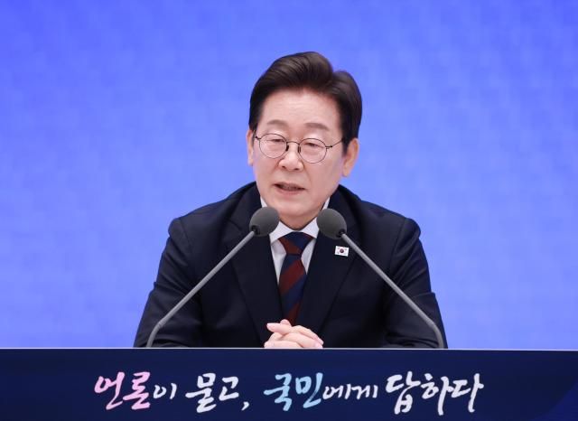 이재명 대통령이 3일 청와대 영빈관에서 대통령의 30일 언론이 묻고 국민에게 답하다 기자회견을 하고 있다 사진연합뉴스