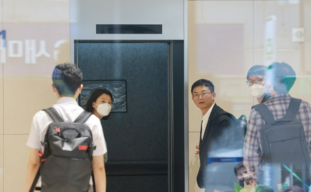 김건희 여사를 둘러싼 각종 의혹을 수사하는 민중기 특별검사팀이 삼부토건에 대해 압수수색에 나선 3일 서울 종로구 삼부토건 사무실로 수사관들이 향하고 있다 사진연합뉴스 