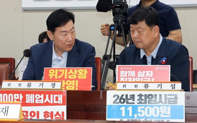 최저임금위원회 사용자위원인 류기정 한국경영자총협회 전무왼쪽와 근로자위원인 류기섭 한국노총 사무총장이 3일 정부세종청사에서 열린 최저임금위원회 제9차 전원회의에서 나란히 앉아 얘기를 나누고 있다사진연합뉴스