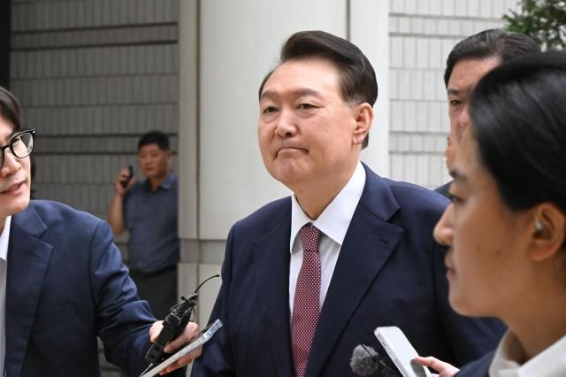 윤석열 전 대통령이 3일 서울 서초구 서울중앙지방법원에서 열린 내란 우두머리 혐의·직권남용 권리행사 방해 혐의 사건 9차 공판에 출석하고 있다 사진연합뉴스
