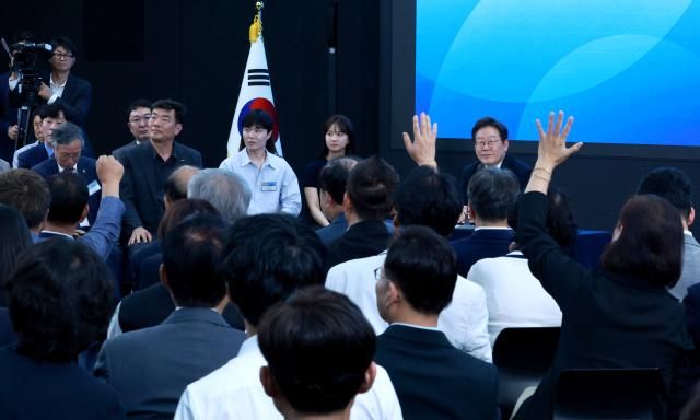 이재명 대통령이 25일 광주광역시 국립아시아문화전당에서 광주시민·전남도민 타운홀미팅을 하며 참석자 질문을 받고 있다사진연합뉴스