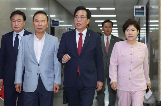 송언석 국민의힘 비상대책위원장 겸 원내대표 3일 서울 여의도 국회에서 열린 비상대책위원회의에 참석하고 있다 앞줄 왼쪽부터 김대식·박덕흠 비대위원 송 비대위원장 조은희 비대위원 사진연합뉴스
