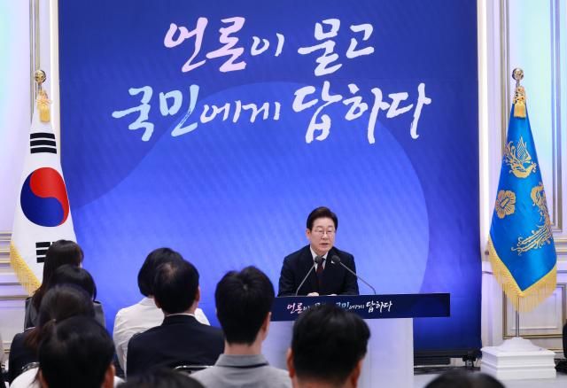 이재명 대통령이 3일 청와대 영빈관에서 열린 대통령의 30일 언론이 묻고 국민에게 답하다 기자회견에서 취재진 질문에 답하고 있다 사진엲바뉴스