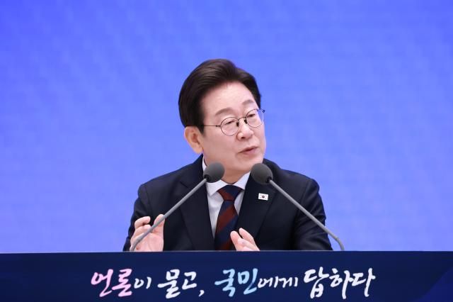 이재명 대통령이 3일 청와대 영빈관에서 열린 대통령의 30일 언론이 묻고 국민에게 답하다 기자회견에서 발언하고 있다 사진연합뉴스