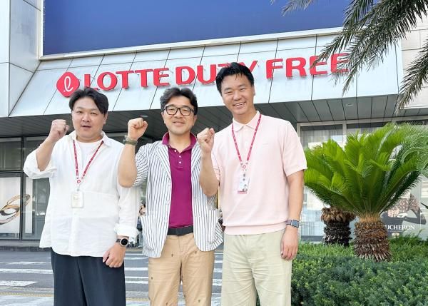 신속한 응급조치와 심폐소생술로 의식을 잃고 쓰러진 고객의 소중한 생명을 구한 김정우 롯데면세점 제주점 대리왼쪽부터 윤남호 제주공항점 점장 김동진 제주점 사원 사진롯데면세점