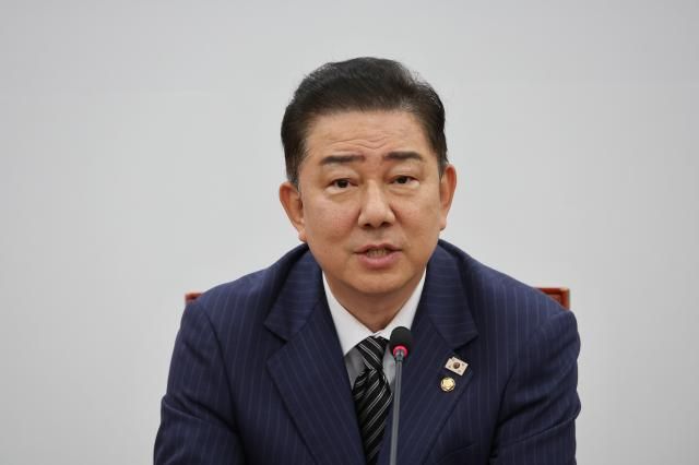더불어민주당 김병기 당대표 직무대행 겸 원내대표가 3일 서울 여의도 국회에서 열린 정책조정회의에서 발언하고 있다 사진연합뉴스