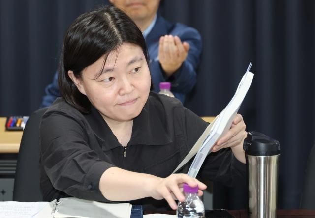 국정기획위원회 정치행정분과 전문위원을 맡은 임은정 대전지검 부장검사가 20일 서울 종로구 정부서울청사 창성동 별관에서 열린 검찰청 업무보고에 참석해 있다사진연합뉴스