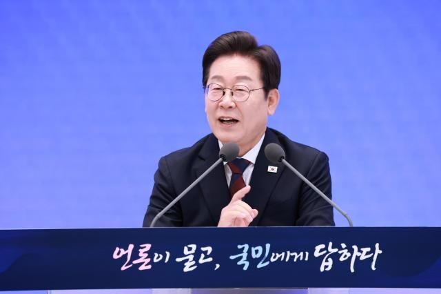 이재명 대통령이 3일 청와대 영빈관에서 열린 대통령의 30일 언론이 묻고 국민에게 답하다 기자회견에서 발언하고 있다 사진연합뉴스