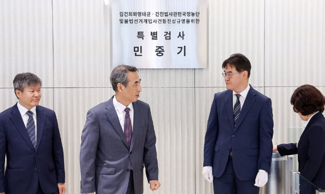 윤석열 전 대통령 부인 김건희 여사 관련한 각종 의혹 사건을 수사하는 민중기 특검왼쪽 두번째이 지난 2일 서울 종로구 KT광화문빌딩에 마련된 사무실 앞에서 현판 제막을 마치고 자리를 떠나고 있다 사진연합뉴스
