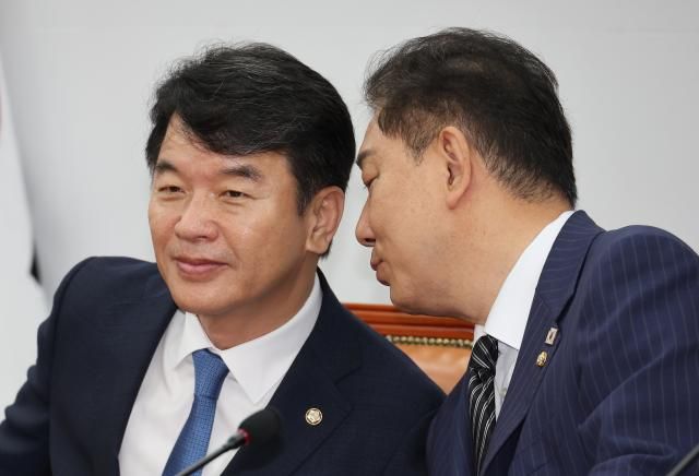 더불어민주당 김병기 당대표 직무대행 겸 원내대표가 3일 서울 여의도 국회에서 열린 정책조정회의에서 문진석 원내수석부대표와 대화하고 있다사진연합뉴스