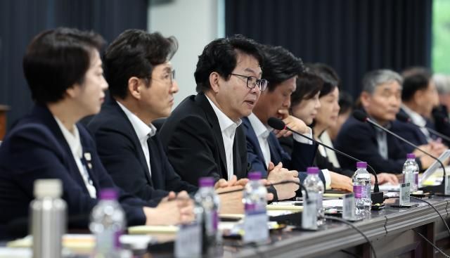 이한주 국정기획위원장이 17일 서울 종로구 정부서울청사에서 열린 우수인재 육성·유치·유출 대응 토론회에서 발언하고 있다사진연합뉴스