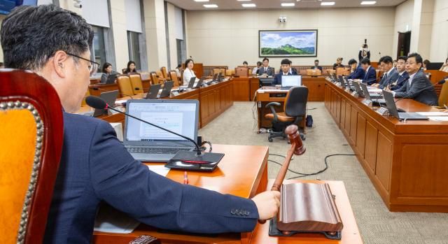 윤석열 전 대통령이 거부권재의요구권을 행사했던 노란봉투법노조법 2·3조 개정안이 28일 국회 환경노동위원회에서 여당 주도로 처리되고 있다 사진연합뉴스