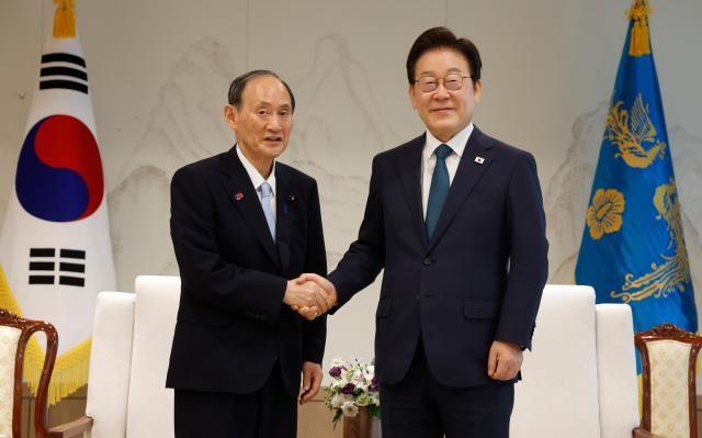 이재명 대통령이 30일 서울 용산 대통령실 청사에서 일한의원연맹 회장인 스가 요시히데 전 일본 총리를 접견하며 기념촬영을 하고 있다 2025730 사진대통령실통신사진기자단