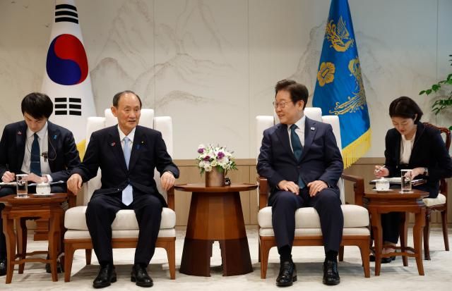 이재명 대통령이 30일 서울 용산 대통령실 청사에서 일한의원연맹 회장인 스가 요시히데 전 일본 총리를 접견하고 있다 사진연합뉴스