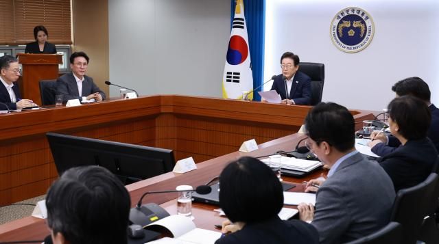 이재명 대통령이 30일 서울 용산 대통령실 청사에서 열린 비상경제점검 태스크포스TF 3차 회의를 주재하고 있다사진연합뉴스