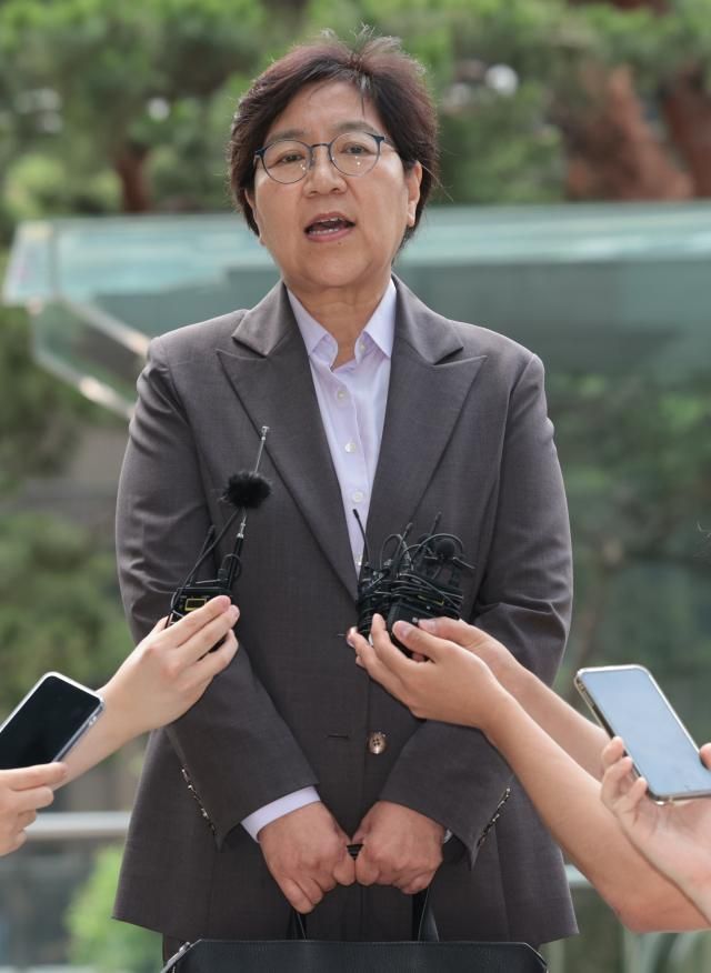 정은경 보건복지부 장관이 지난달 30일 서울 중구 남대문로에 마련된 인사청문회 준비 사무실로 출근하며 취재진 질문에 답하고 있다 사진연합뉴스