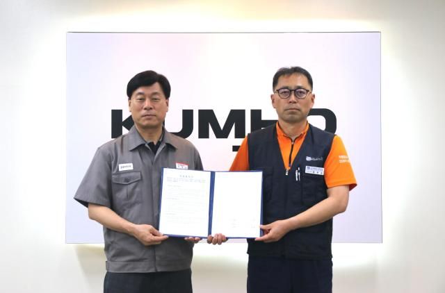 왼쪽부터 김명선 금호타이어 생산기술총괄 부사장과 황용필 금호타이어지회 대표 지회장이 노사 특별합의 후 악수를 하고 있다 사진금호타이어