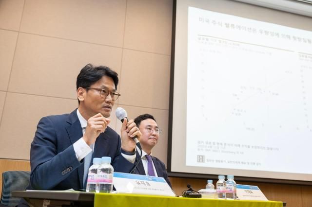 유재흥 선임 포트폴리오 매니저가 30일 서울 여의도에서 열린 2025년 g하반기 글로벌 주식 및 채권시장 전망 기자 간담회에서 발언하고 있다 사진송하준 기자