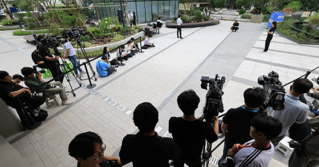 윤석열 전 대통령이 김건희 여사와 관련 여러 의혹을 수사하는 민중기 특검팀의 소환 조사에 30일 재차 불출석했다 이날 오전 10시 종로구 KT광화문빌딩 웨스트에 마련된 특검 사무실 앞에 대기 중인 취재진 사진연합뉴스