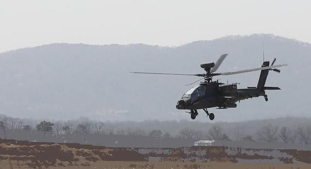 군항공사령부가 2025년 FSTIGER의 일환으로 동부전선과 서해상에서 각각 아파치 공격헬기의 장거리 전술 및 해상 편대비행을 실시했다고 13일 밝혔다 사진은 아파치 공격헬기가 작전을 위해 이륙하고 있는 모습 사진육군