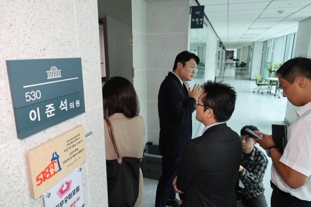 30일 김건희특검 관계자들이 압수수색을 위해 서울 여의도 국회 의원회관에 위치한 이준석 의원실로 들어가고 있다 2025730 사진연합뉴스