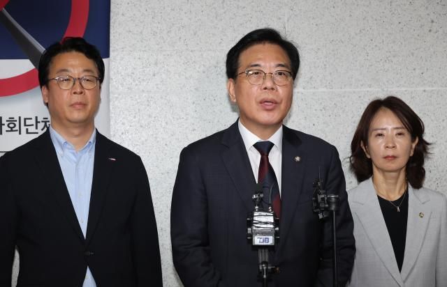 송언석 국민의힘 비상대책위원장 겸 원내대표가 30일 서울 여의도 국회 의원회관에서 취재진의 질문에 답하고 있다 사진연합뉴스