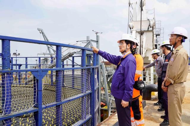 김선규 호반그룹 회장이 대한전선 해저케이블 선적 현장에 방문해 임직원을 격려하고 첫 출하를 축하했다 사진대한전선