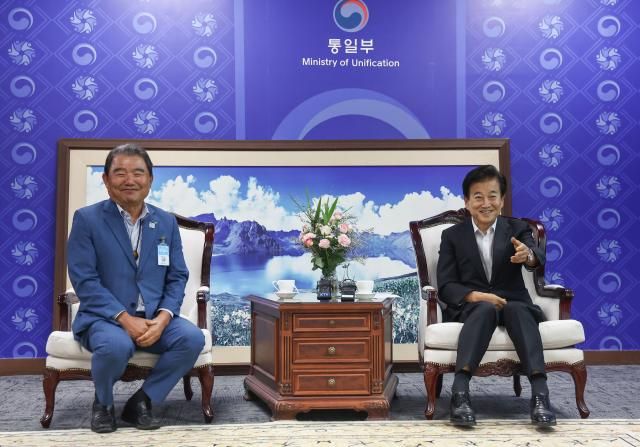 정동영 통일부 장관이 31일 정부서울청사에서 열린 개성공단기업협회 회장단과의 면담에서 발언하고 있다 왼쪽은 조경주 개성공단기업협회장 사진연합뉴스