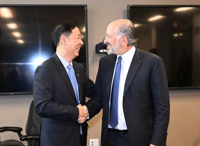 한-미 통상협의차 미국 워싱턴DC를 방문 중인 구윤철 부총리 겸 기획재정부 장관이 29일현지시간 미국 상무부에서 하워드 러트닉 상무장관과 통상협의에 앞서 악수하며 인사하고 있다사진연합뉴스