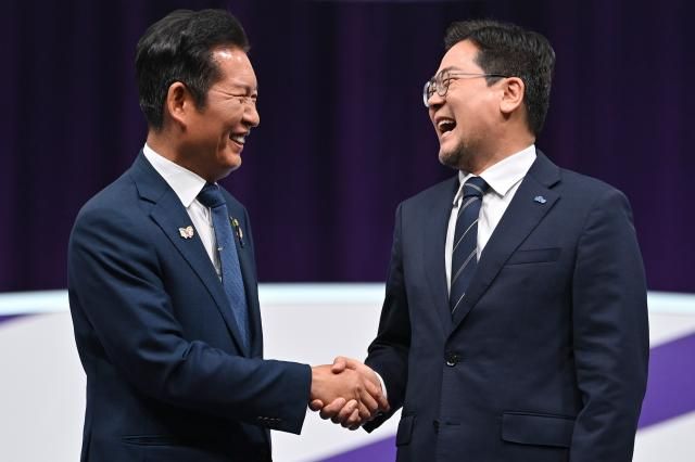 정청래왼쪽 · 박찬대 더불어민주당 당대표 후보들이 29일 오후 서울 마포구 MBC에서 열린 TV토론회에 참석해 기념촬영을 하고 있다 사진연합뉴스