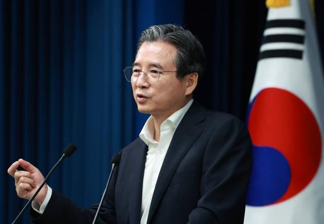김용범 대통령실 정책실장이 31일 서울 용산 대통령실 청사에서 한미 관세 협상 타결 관련 브리핑 뒤 취재진의 질문에 답하고 있다 사진연합뉴스
