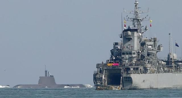 2016년 3월 7일 한·미연합상륙훈련이 시작된 포항 앞바다에서 해군 잠수함 향로봉함상륙함이 작전 수행을 위해 이동하고 있다 사진연합뉴스