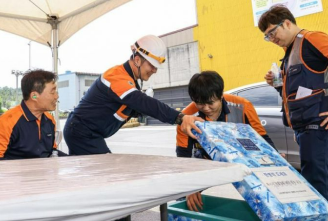 포스코 포항제철소 직원들이 그늘막 아래에서 물을 꺼내고 있다 사진포스코 