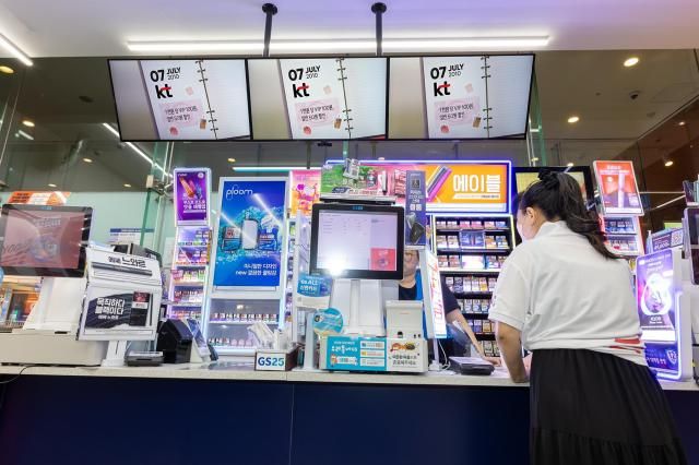 KT는 GS리테일의 수도권 주요 매장 약 1000곳에 인스토어 미디어 광고 상품 ‘탑뷰Top View’를 구축하고 디지털 광고 플랫폼 제공을 완료했다고 31일 밝혔다 사진KT