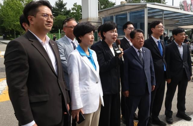 31일 더불어민주당 3대 특검내란·김건희·순직해병 종합대응 특별위원회가 윤석열 전 대통령이 수감된 서울구치소를 방문 면담 전 구치소 앞에서 브리핑을 하고 있다 사진연합뉴스