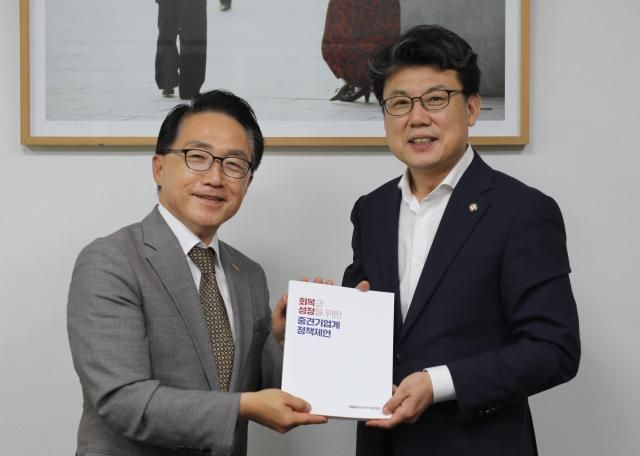 지난 30일 이호준 한국중견기업연합회 상근부회장왼쪽이 국회에서 진성준 국정기획위원회 부위원장​을 만나 회복과 성장을 위한 중견기업계 정책 제언을 전달하고 있다 사진한국중견기업연합회 