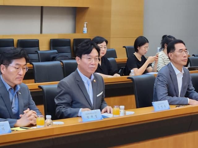 김영훈 고용노동부 장관은 31일 최근 산업재해 사망자가 발생한 포스코이앤씨를 현장방문해 안전사항 등을 점검했다 사진고용노동부