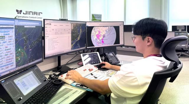 진에어 운항통제실 근무자가 신규 시스템 OCC 포털을 활용하고 있다 사진진에어