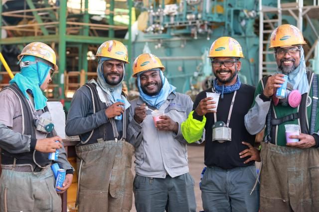 사진2외국인근로자가 수박화채와 이온음료를 들고 활짝 웃고 있다 1JPG