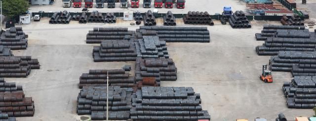 한국과 미국의 관세 협상이 타결된 7월 31일 경기도 평택항에 철강 제품이 쌓여 있다 사진연합뉴스